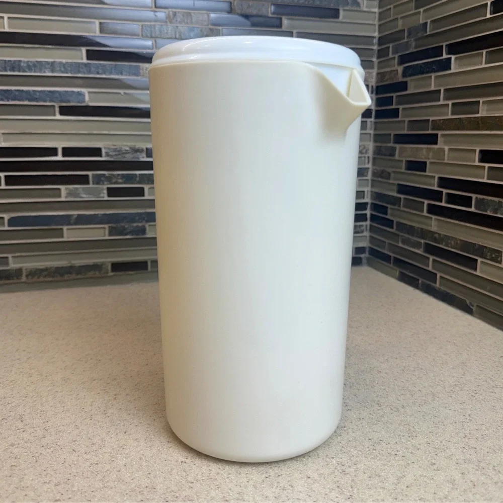 Vintage Rubbermaid 2.25 Quart Pitcher Almond Off White #2445 w/ 3 Position Lid